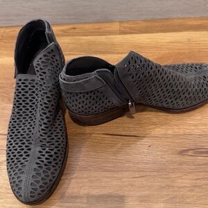 Vince Camuto Gray Ankle Booties: US 7
